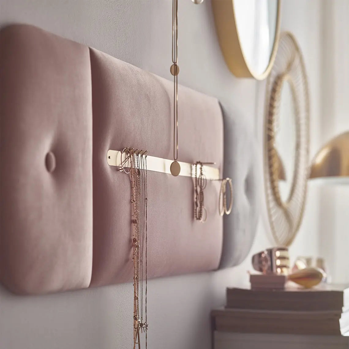 Padded Wall Boards Accessories - Decorative Strip 2 Gold on pink panel with jewellery Padded wall Panels Docormania.eu